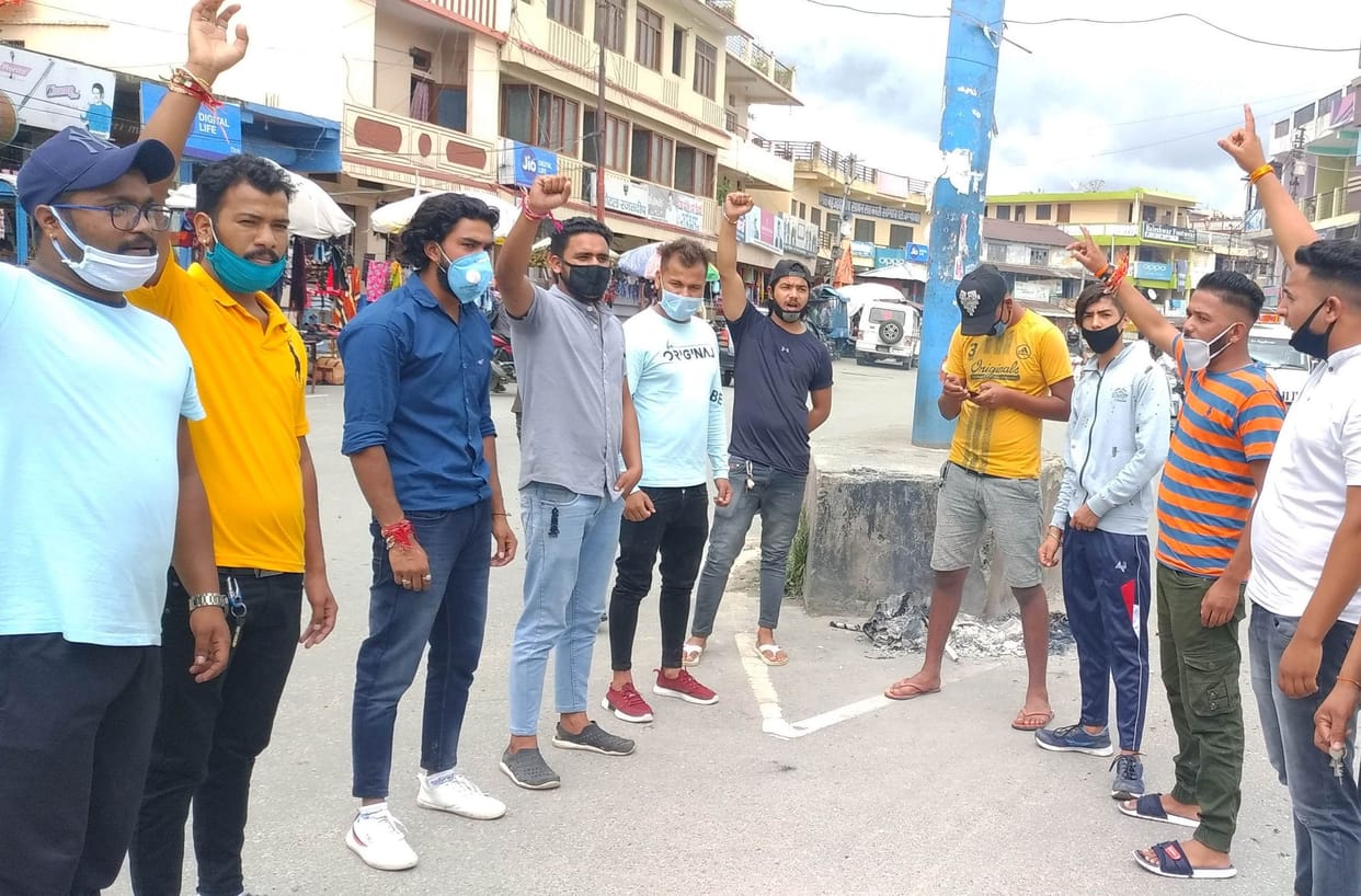 Student union burnt slogans, effigy of Champawat PMS