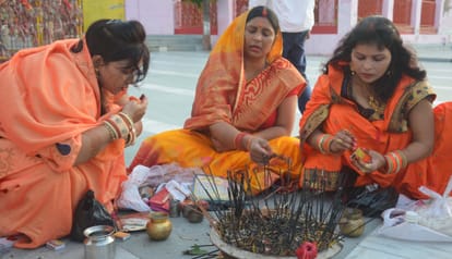 हरितालिका तीज पर पूजन करती सुहागिन महिलाएं।