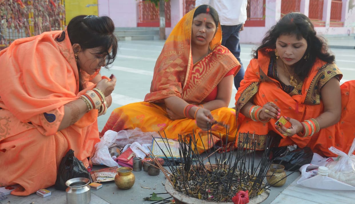 Pratapgarh: Women wishing for longevity of husband after fasting on the hartalika teej