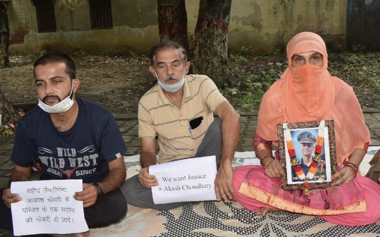 Lieutenant Akash Chaudhary's family sitting on strike, seeking financial help from government