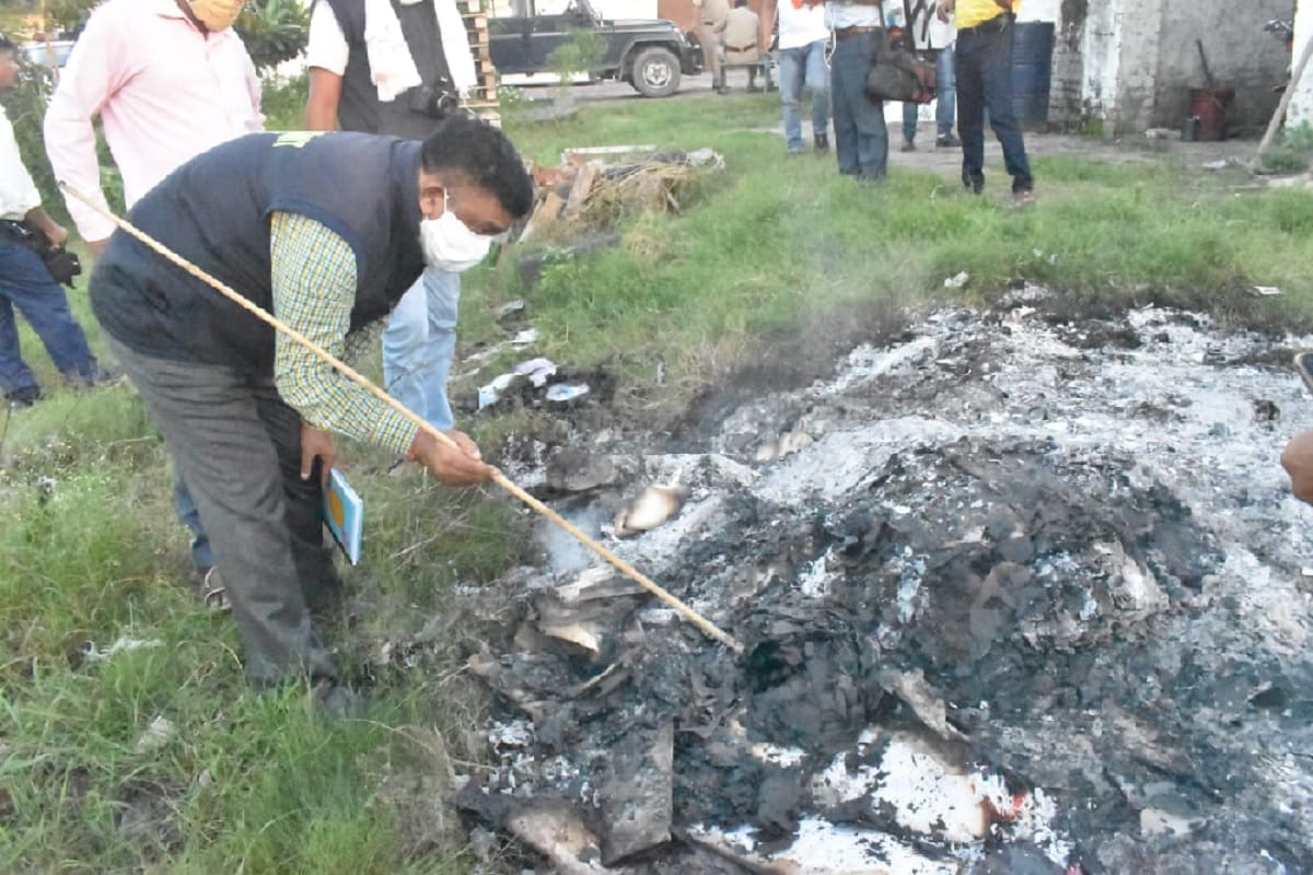 Meerut News: Proofs found in crores of rupees burnt papers, forensic investigation team reached samples at printing press late at night