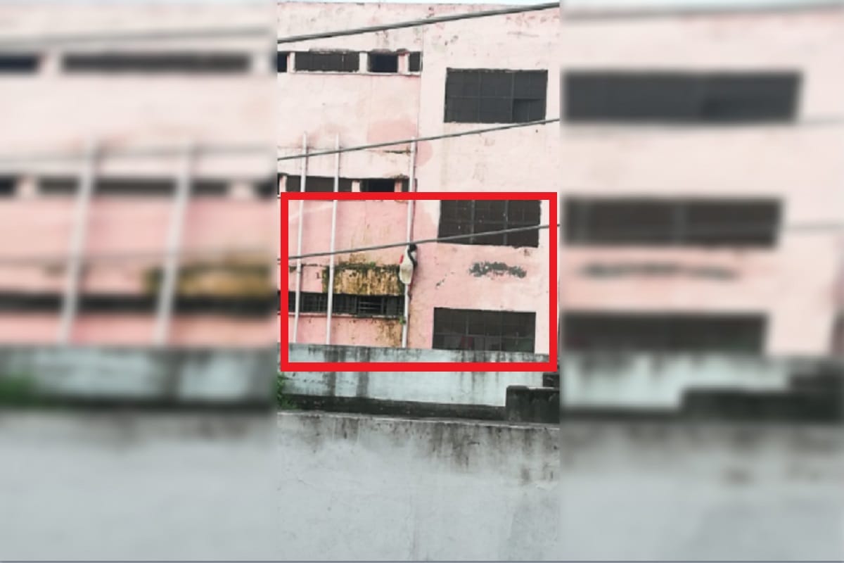 UP News: A female patient escaped from the third floor of the Medical College in Meerut.
