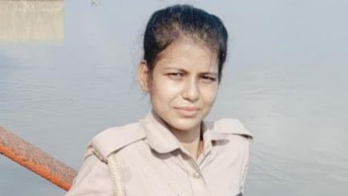 Woman constable died in accident hit by truck during going on duty by scooty in mirzapur up