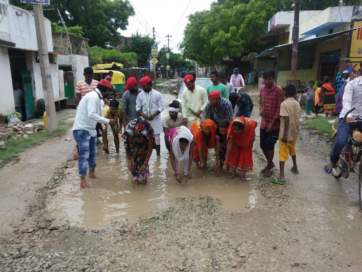 SP workers did plantation of paddy on the road in varanasi