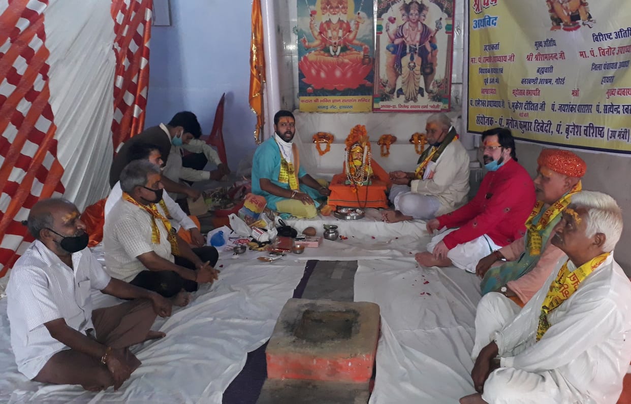 Hathras: Veda Bhagwan arrives at the fort campus camp with prayers