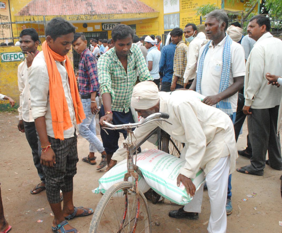 Urea distributed in Chitrakoot by ignoring rules