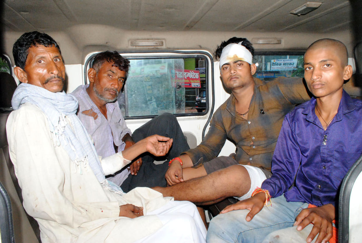 E-rickshaw riders were beaten up and injured in Chitrakoot
