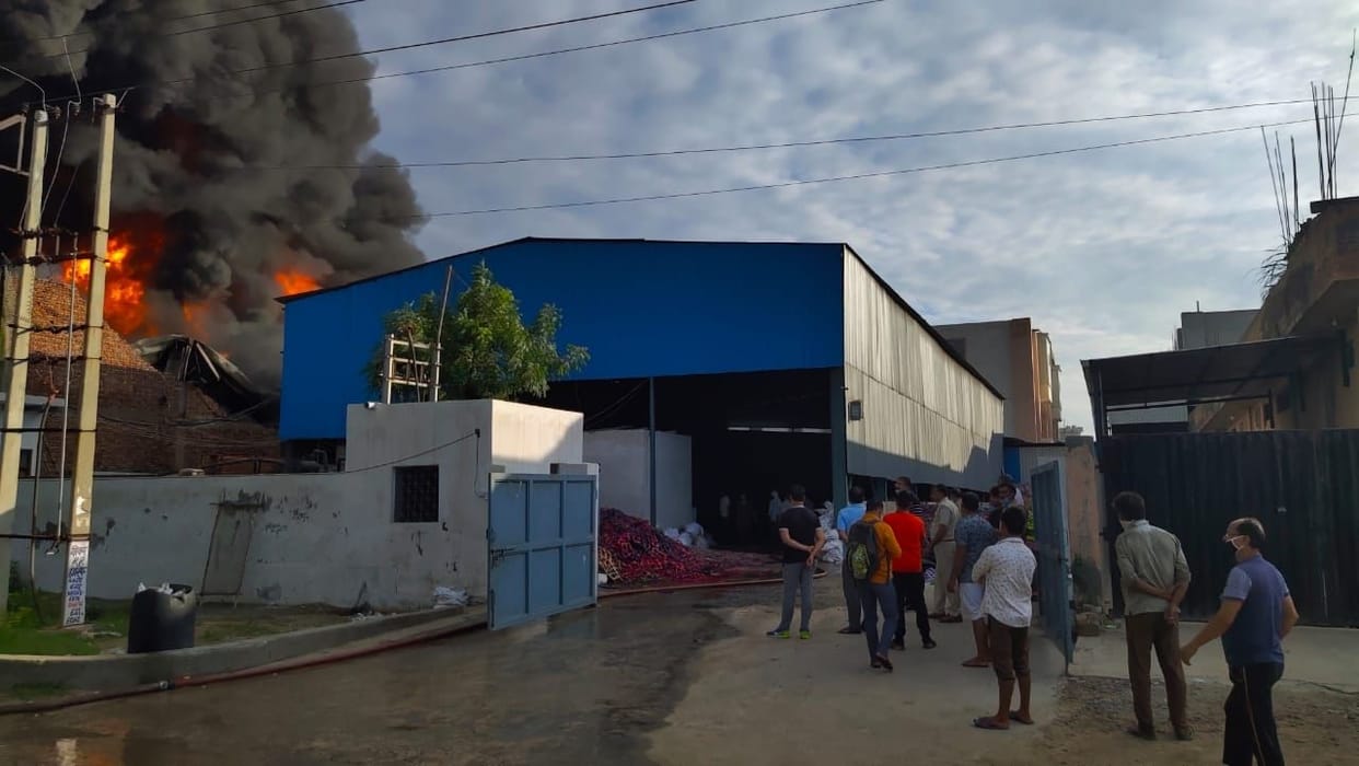 Fire destroyed factory making lubricant, 13 vehicles controlled in 9 hours, fire officer injured.