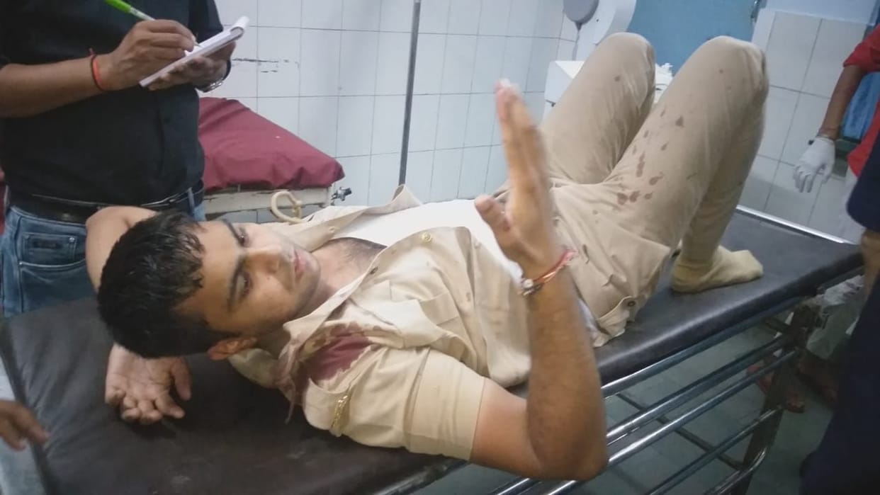Aligarh: Car riders run over police car