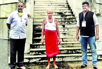 धन्नीपुर आए सुन्नी वक्फ बोर्ड के सचिव अतहर हुसैन ने जैन मंदिर के पुजारी से मुलाकात की।