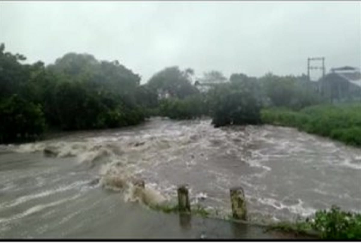 A car along with two persons washed away while crossing a culvert in dewas district madhya pradesh
