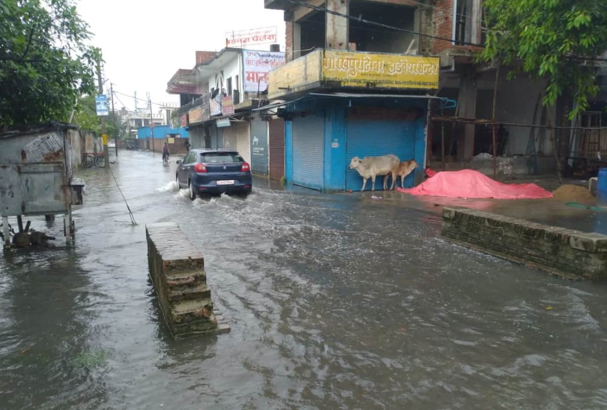 congress leaders reaction on water flow road after heavy rain in gorakhpur