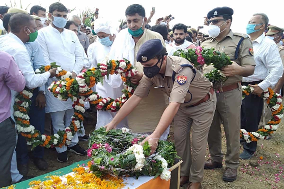 mortal remains of the young Mohit reached Muzaffarnagar from Jammu, mass gathered at the funeral
