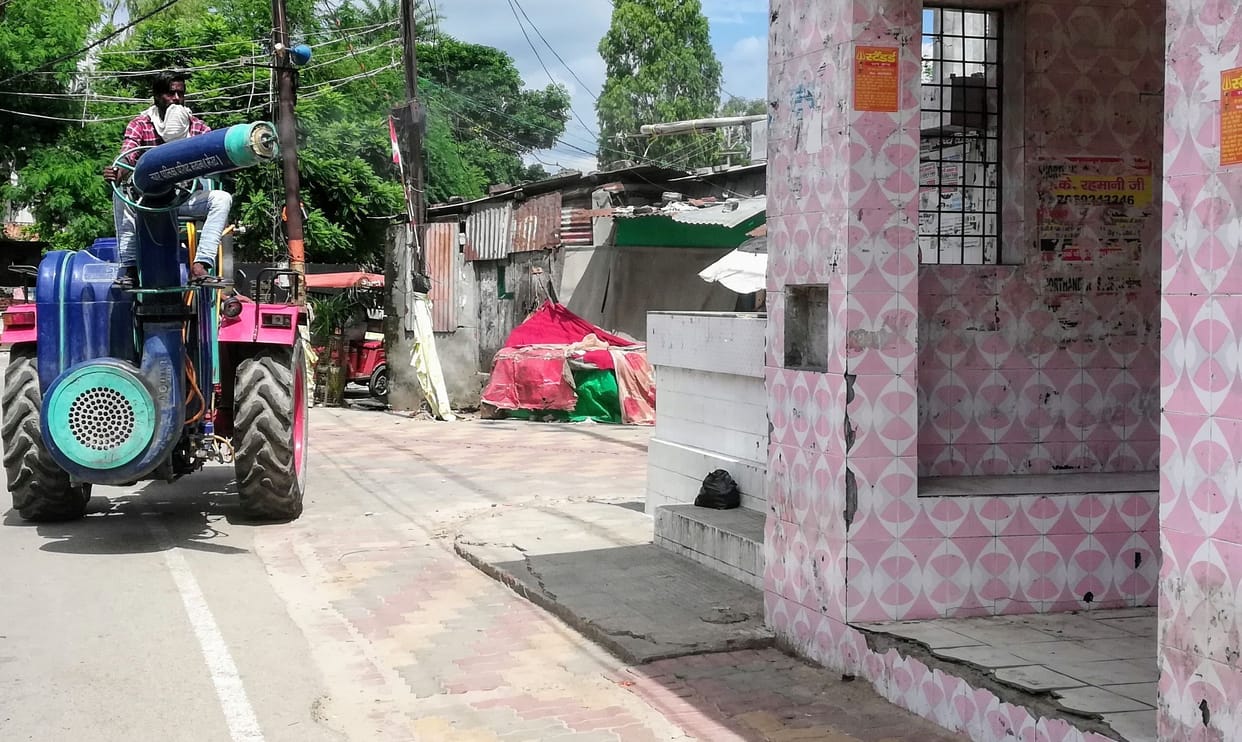 five coroan positive case foud with woman in local area , the work of sentisiation were done by nagar palika