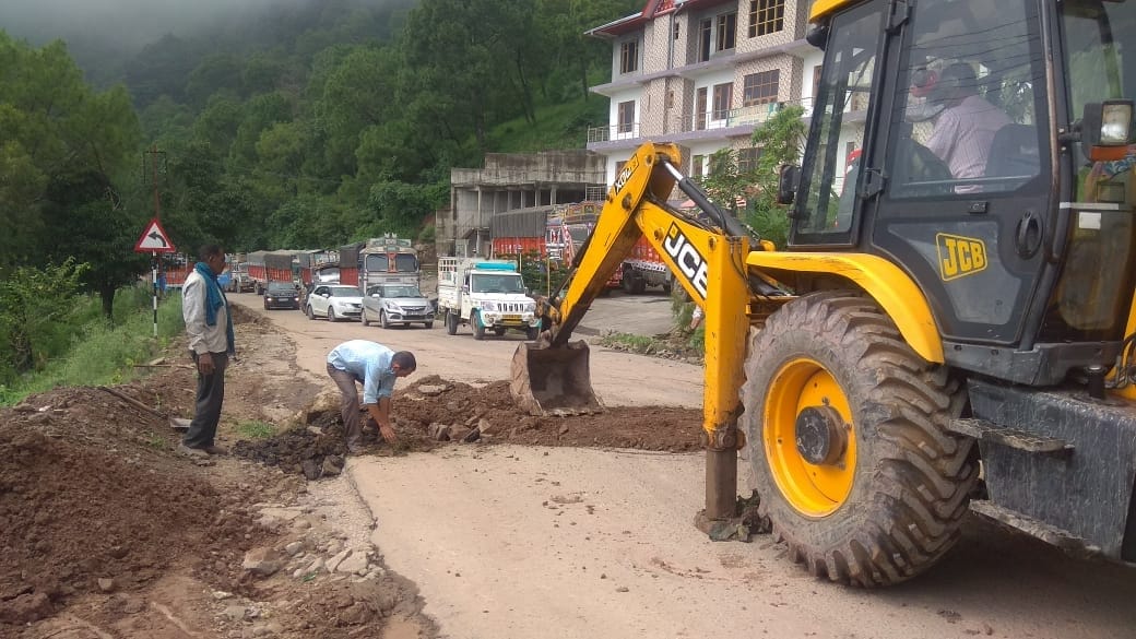 Dhansi road on Chandigarh-Manali National Highway, vehicles halted for half an hour