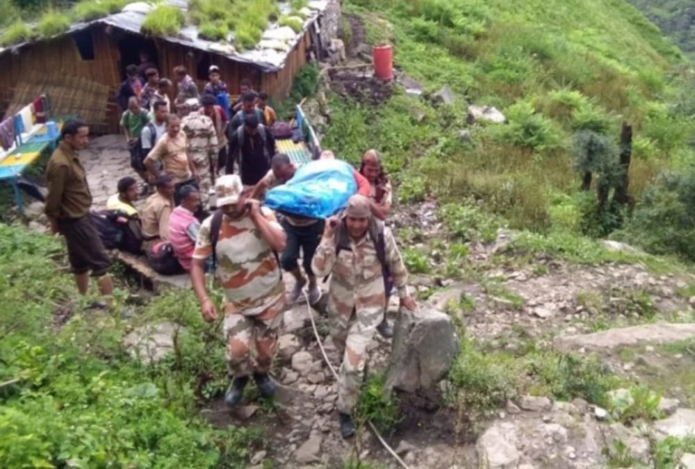 ITBP jawans Hold stretcher And walked 40 kilometers for women Admit in Hospital