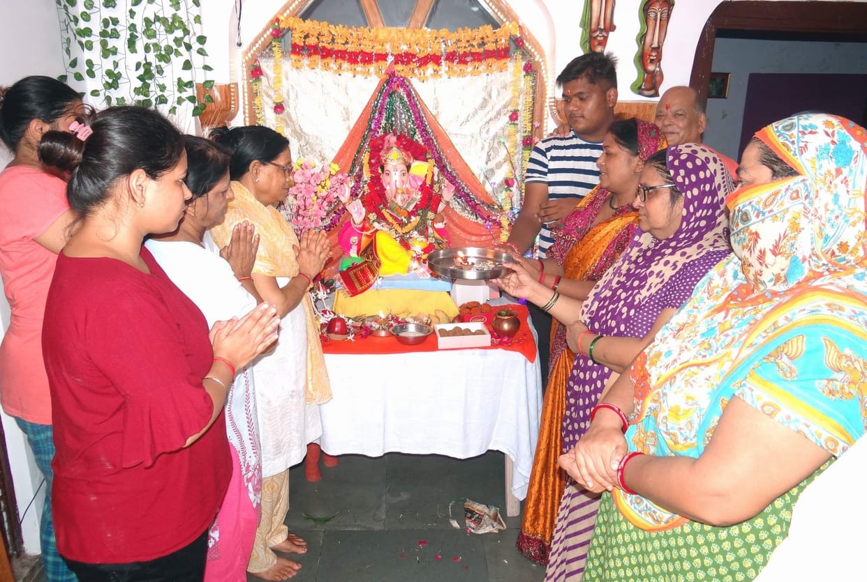 Ganapati Bappa, the donor of house to house Riddhi-Siddhi
