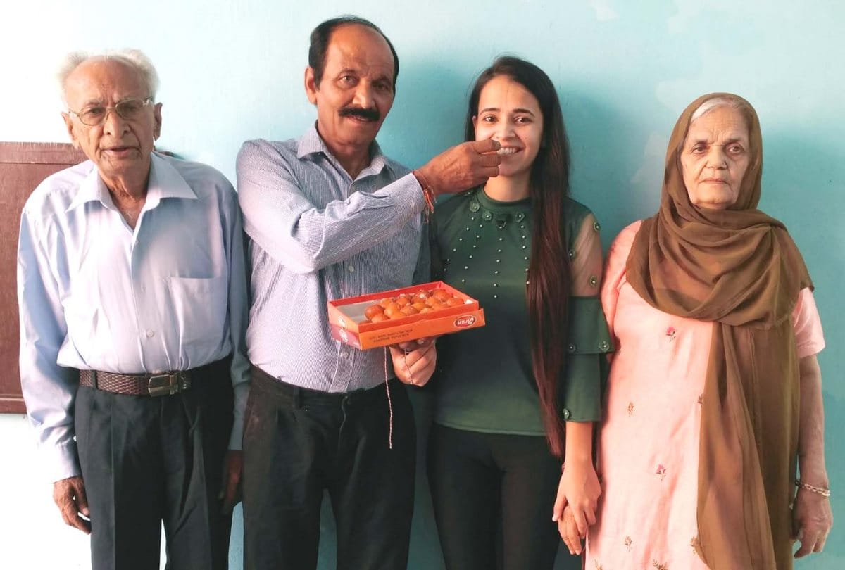 HImachal News: Daughter of a bicycle mechanic Priya Top in PTU in Pharmacy