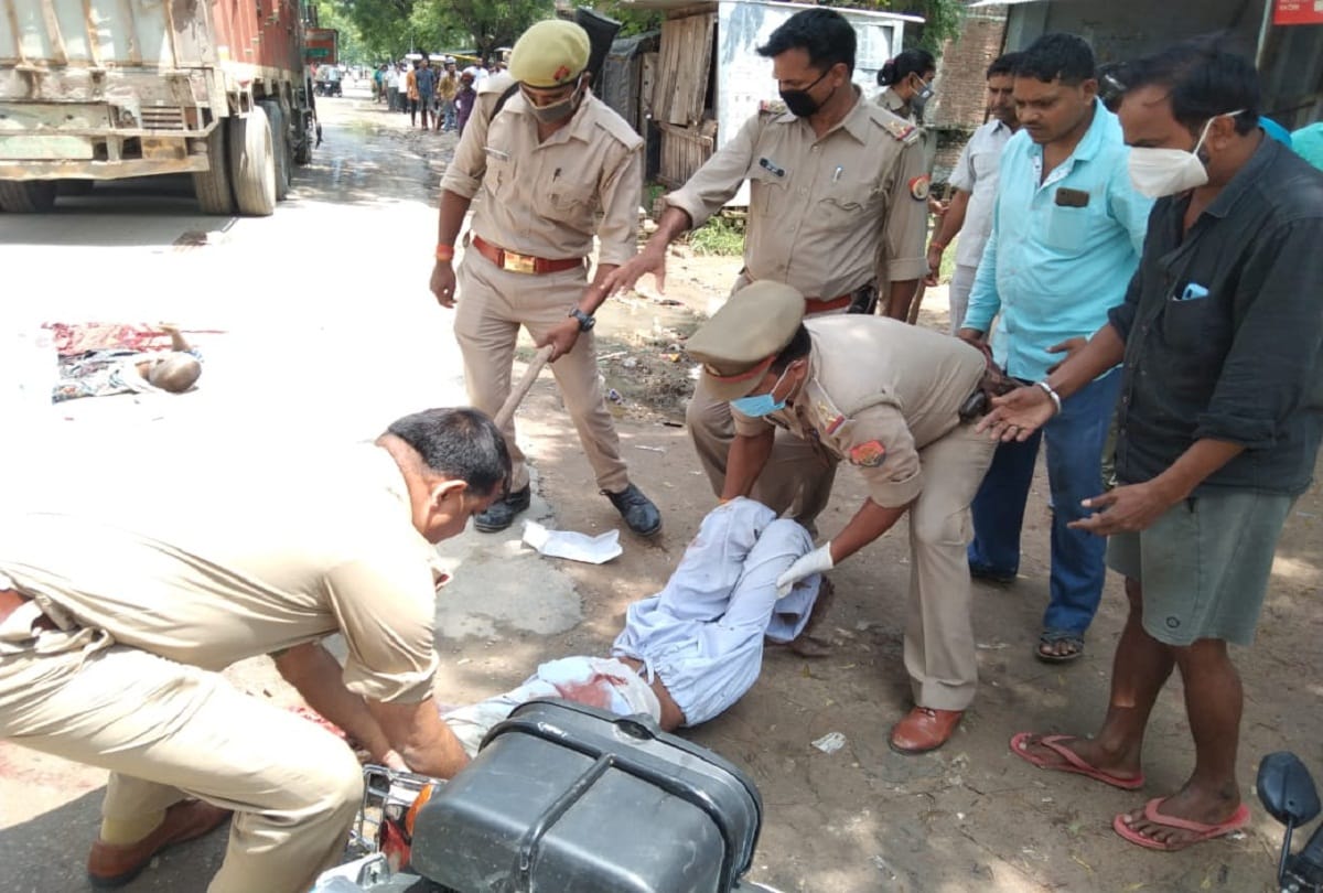 Truck bumps three people in Pratapgarh two dead and one in critical condition