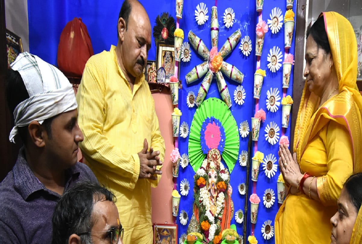 Gajanan came with a flute, installed urn statues in homes