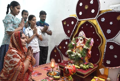 Gajanan came with a flute, installed urn statues in homes