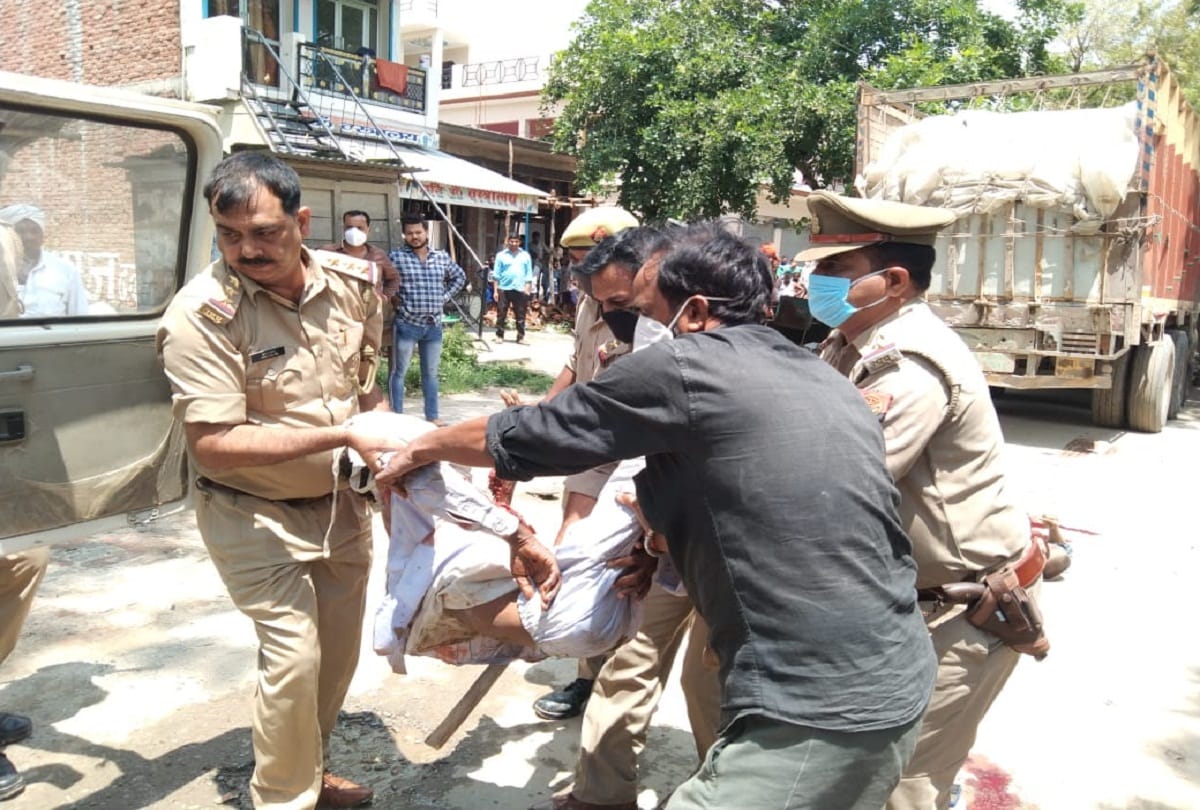 Truck bumps three people in Pratapgarh two dead and one in critical condition