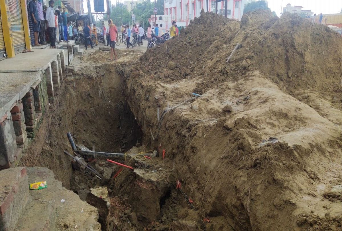 Worker died after being buried in a sewer line in firozabad