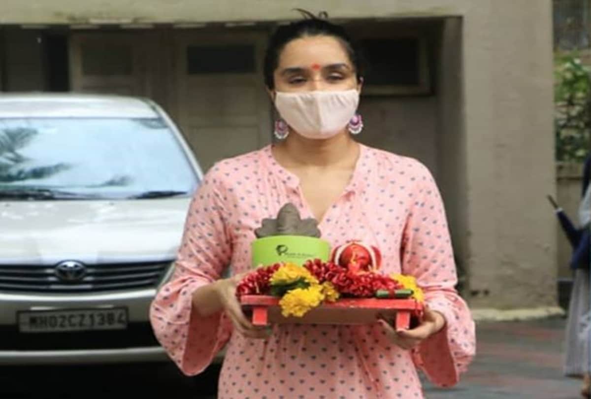 Ganesh Visarjan 2020 Shahrukh Khan Shilpa Shetty Shraddha Kapoor Eco Friendly Ganpati Visarjan At Home