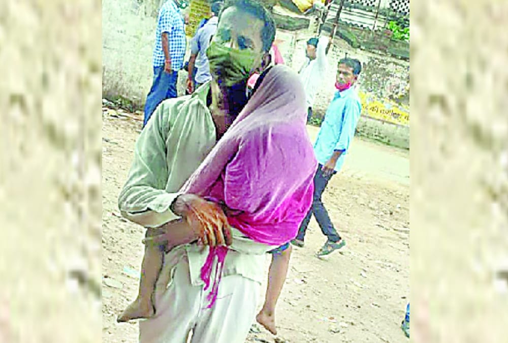 A child died when after snake bite did not get ambulance in Sultanpur.