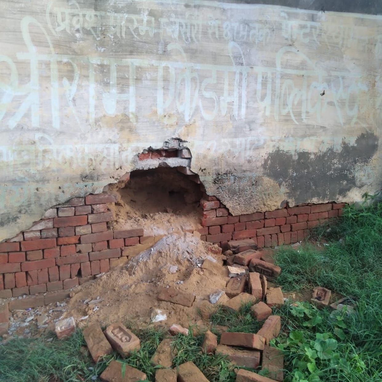 shop roof cut and theft