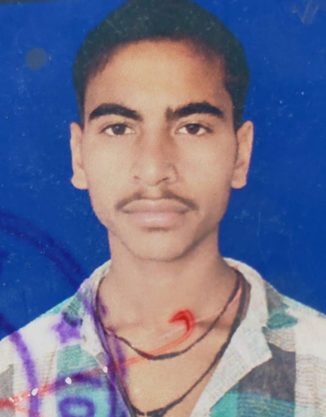 2 student ke sav paid se latke mile.