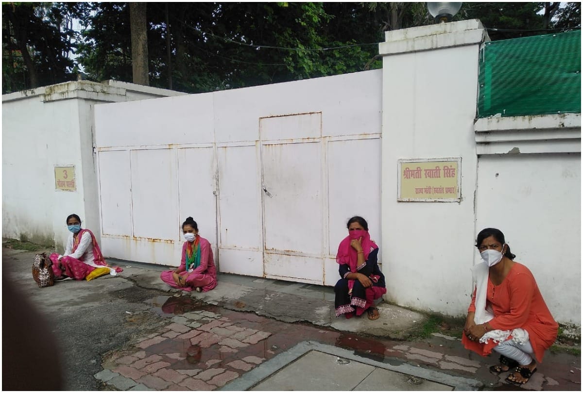 kabaddi player Dinesh Singh reached dharna site, women working in 181 women helpline to continue protest