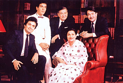 छोटे बेटे से इसलिए जिंदगीभर खराब रहे राज कपूर के रिश्ते, एक हीरोइन बनी वजह  - Rajiv Kapoor Birthday Special Why His Reltions Was Not Good With Father  Raj Kapoor - Entertainment