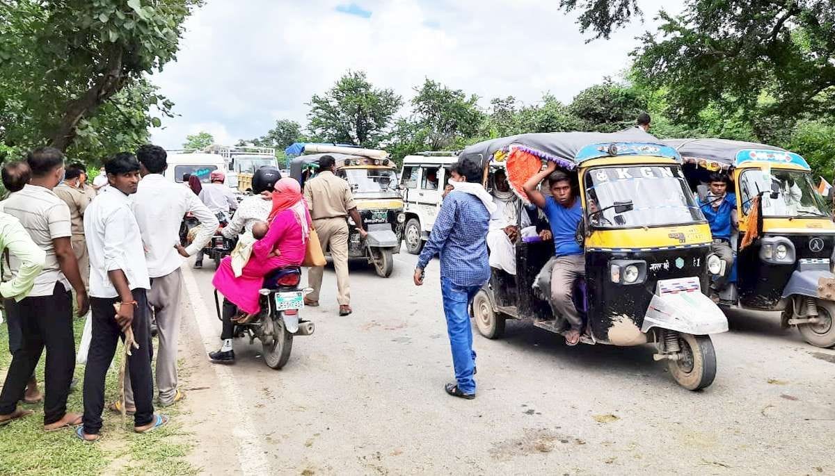 highway jammed by farmers in mahoba