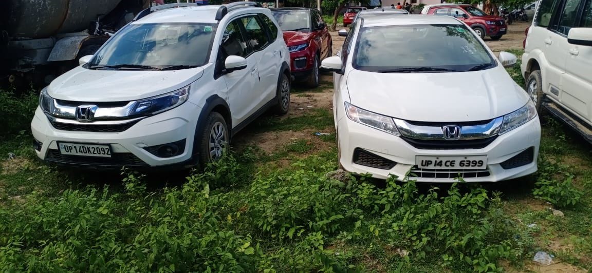 Ten vehicles of five builders making illegal construction in Shahberry seized