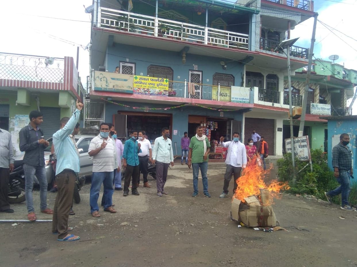 Traders and Congressmen burnt effigy