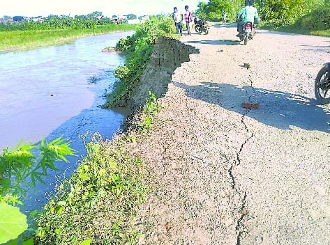 Without pitching, the Shahi-Mirzapur road then flowed into the Bahgul river.