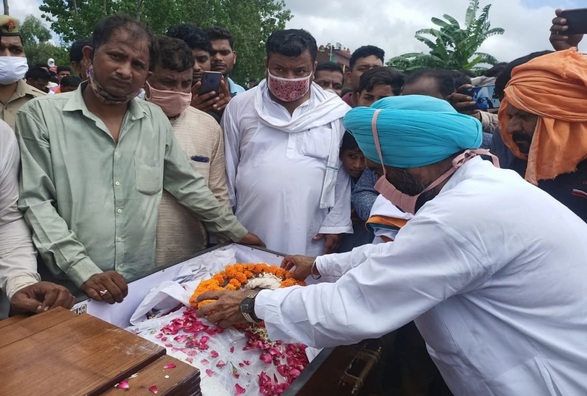 Soldier Mukesh Babu body brought to Rampur Tanda Badli Village for last rites