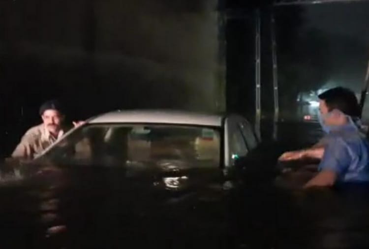 Car Drowned in Rain Water Filled in Underpass, Driver Saved