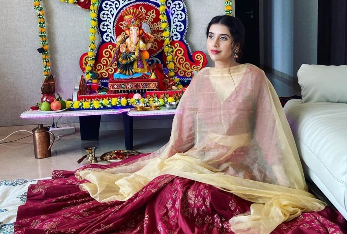 charu asopa doing ganpati puja in home