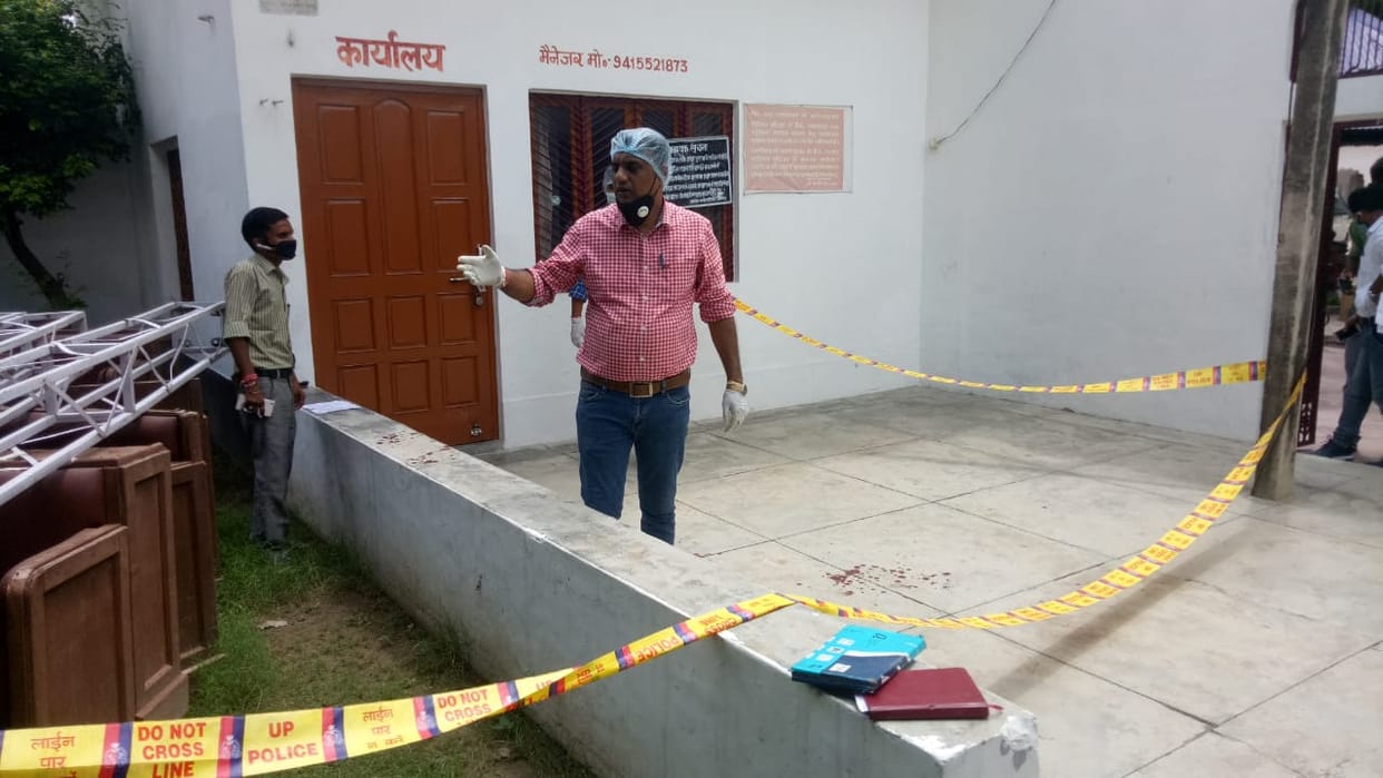 Administrative officer of Kabir Math get shot in Lucknow.