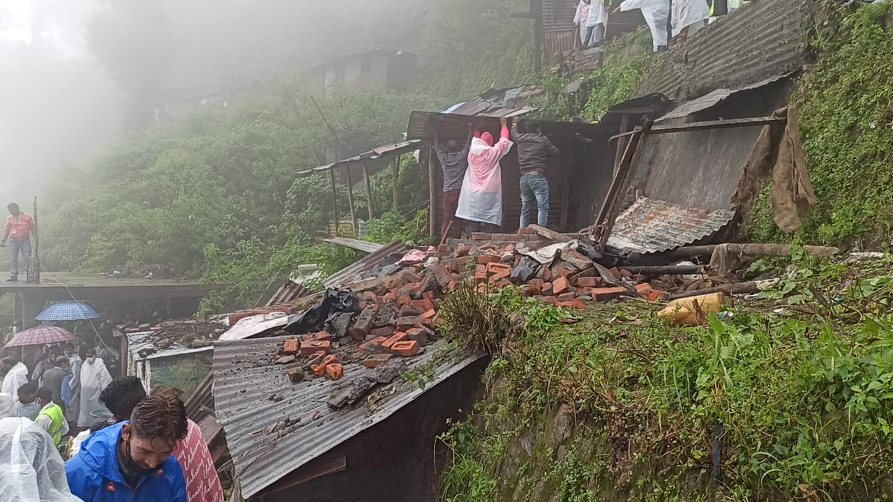 mussoorie news: shifan court encroachment removing, public and aap worker protest
