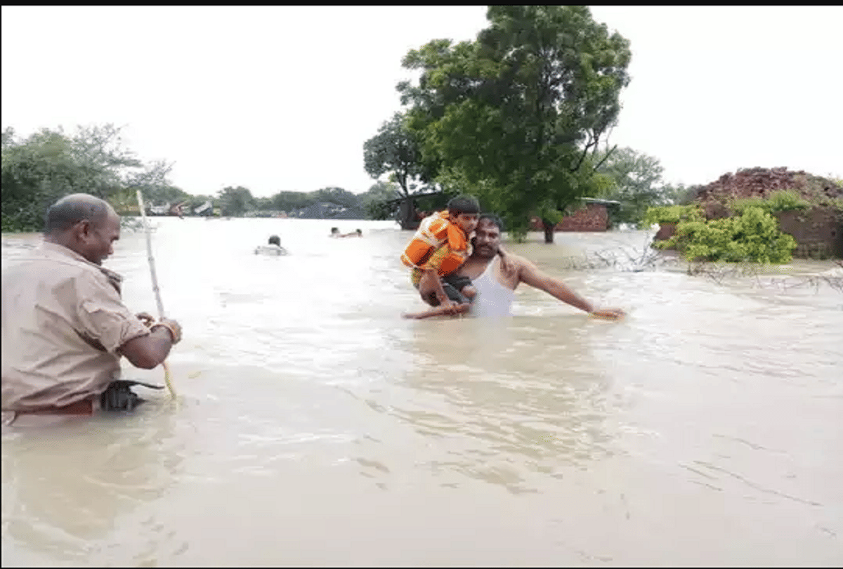 Madhya pradesh police officer jumped into river for saving lives of villagers