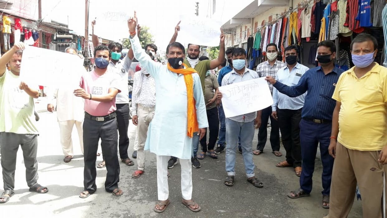 Demand for fee waiver, parents demonstrated