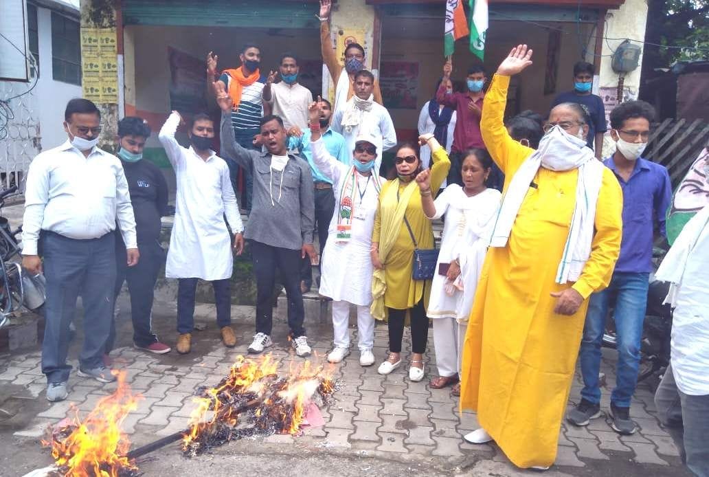 Congressmen burnt effigy of MLA Mahesh Negi