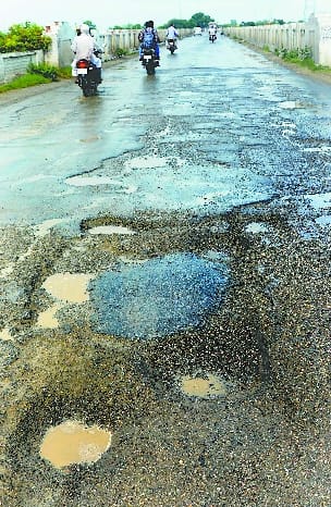 Journey on Badaun Road is also dangerous: 45 km forelane made of 280 crores .. Age only five years