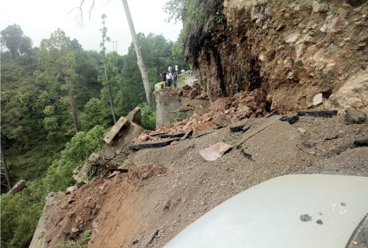 landslide on Lahad Dramman road in chamba himachal pradesh