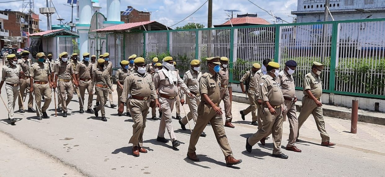 Police marches on foot to organize peace on festivals