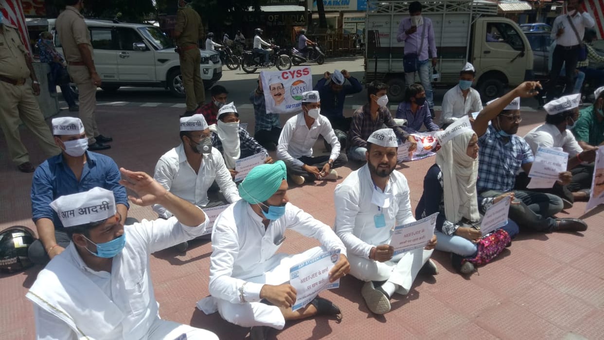 Aam Admi Party student wing protest to extend the exam of NEET, JEE and UGC.