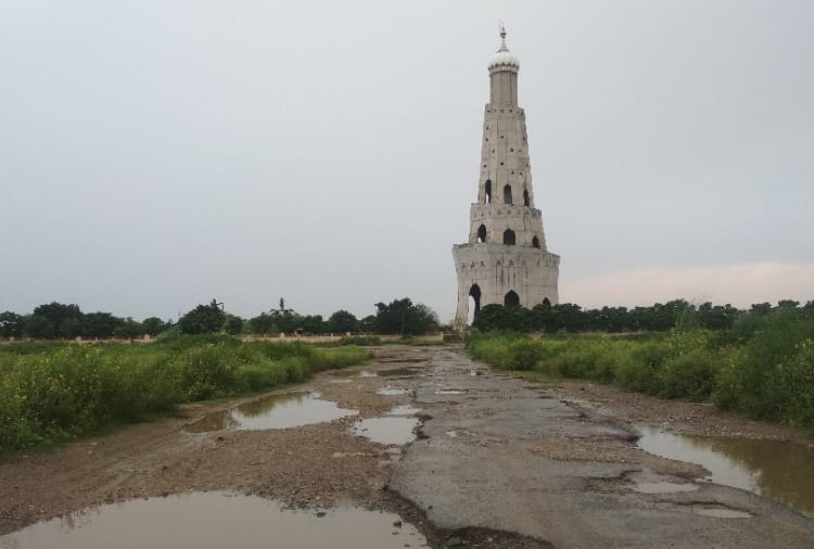 A road who go to Fateh Minar is Damaged